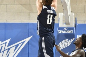 星空体育平台-清晨达拉斯独行侠备战欧篮联，远射贴柱细节曝光，震撼外界，身体对抗强度拉满的简单介绍